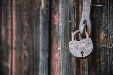 Köşeli ayraçlar asılı eski kapı asma kilit