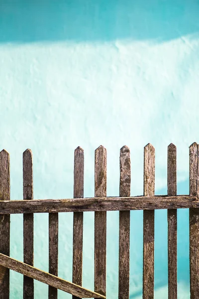 Vieille clôture en bois, le mur blanchie à la chaux dans la couleur des vagues de mer sur le fond, espace de copie — Photo