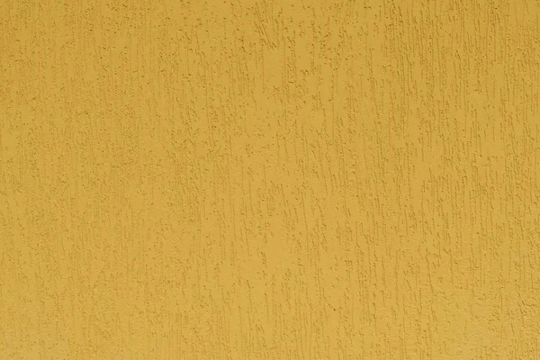 Fragment de mur plâtré en écorce de coléoptère style, couleur moutarde, échantillon, façades de maisons — Photo