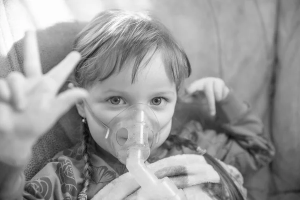 Little girl in a mask, treatments respiratory tract with a nebulizer at home, colorless — Stock Photo, Image