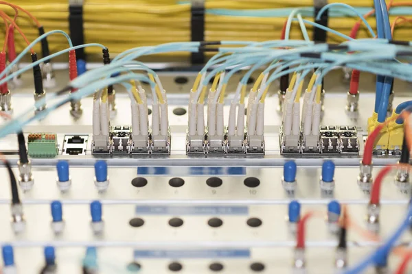 Apparecchiature di rete ad alta velocità, interruttore con moduli in fibra ottica, primo piano — Foto Stock