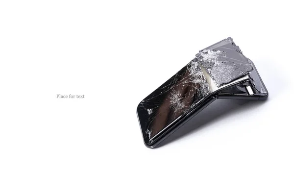 Moderní mobilní smartphone s rozbité obrazovky a ohnuté zadní kryt, izolované na bílém pozadí se stínem — Stock fotografie