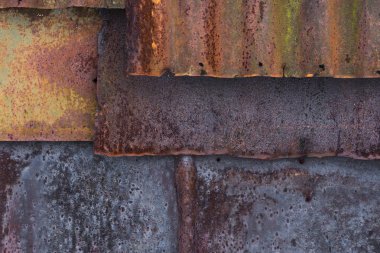 Ambarın zemin kaplı eski paslı teneke levhalar ve Kayrak, arka plan