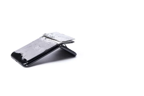 Smartphone móvel moderno com tela quebrada e tampa traseira dobrada, isolado no fundo branco, lugar para texto — Fotografia de Stock
