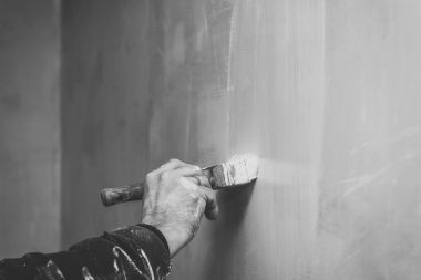 Master asal bir macun duvar sıva, onarım çalışmalarında house, ikinci aşamada, renksiz retro etkisi dekoratif bir tabaka uygulamadan önce