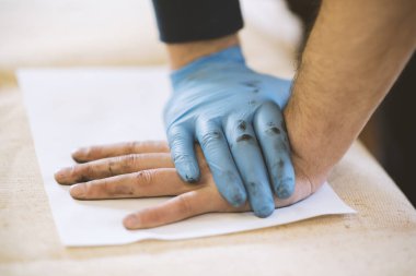 Parmak izi eller örnekleri daha fazla çalışma için alma süreci