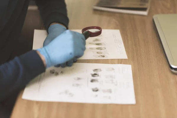Odciski palców procesu badań uzyskanych na miejscu zbrodni — Zdjęcie stockowe