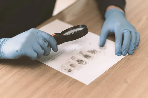 O processo de pesquisa impressões digitais obtidas na cena do crime — Fotografia de Stock