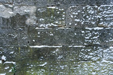 Ortaçağ taş duvar ile kar, tasarım arka plan kopya alanı için metin ile kaplıdır