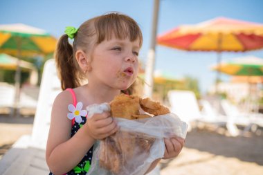Küçük kız baklava, kirli yüzü yiyor