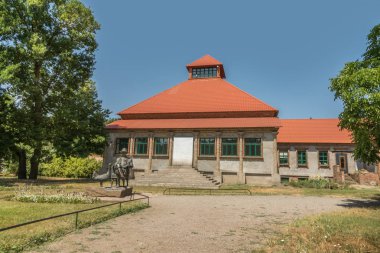 Askania-Nova, Kherson bölgesi, Ukrayna - 01 Temmuz 2017: Friedrich Falz-Fein anıt ve ev, esaslı-in bilinen biyosfer rezerv Askania-Nova