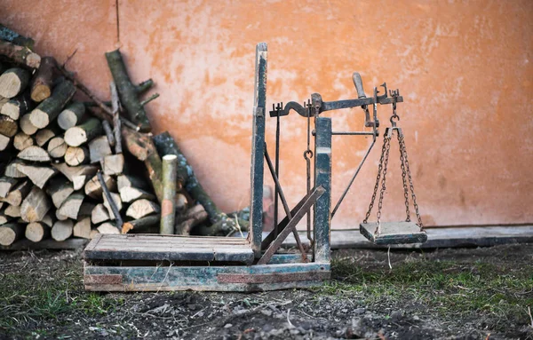 Antigua báscula de plataforma de madera y máquina de pesaje de hierro — Foto de Stock