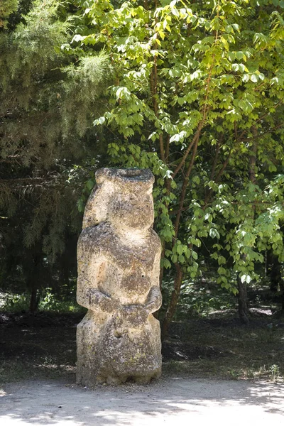 Oude Koergan stelae in de dierentuin van de nationale Reserve Askania-Nova, Oekraïne. Steen babas. — Stockfoto