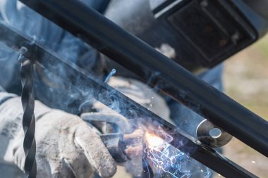 Metal korkuluk merdiven üzerinde kaynak işçisi