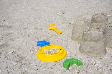 Sahilde çocuklar için eğlence, oyuncaklar, şatolar, yaz tatili