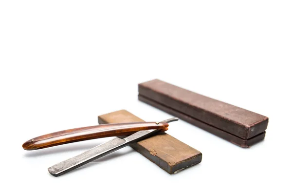 Kit de afeitado vintage, maquinilla de afeitar peligrosa, piedra para afilar cuchillas, caso aislado sobre fondo blanco, espacio de copia para texto — Foto de Stock