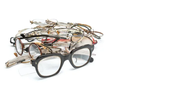 Óculos quebrados vintage isolados em fundo branco. Formato Banner 16x9 com espaço de cópia para texto — Fotografia de Stock