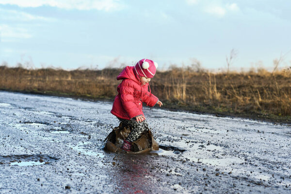 Маленькая девочка прыгает в воду, вода брызгает повсюду, незабываемые моменты, веселье с отцом, жизнь в деревне. Концепция - получить максимум от жизни
