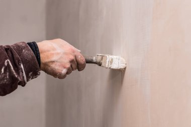 Master asal bir macun duvar sıva, onarım iş evde, dekoratif bir tabaka uygulamadan önce ikinci sahne