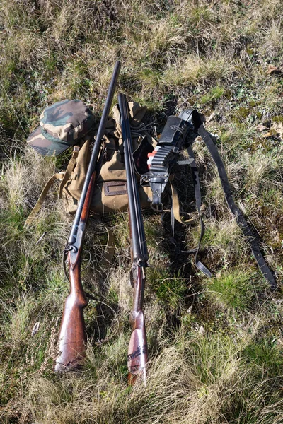 Engrenagem de caça - suprimentos de caça e equipamentos. A época de caça começou. Hobbies, atividades ao ar livre . — Fotografia de Stock