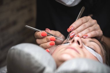 Güzellik stüdyosundaki kirpik uzantıları. Süreç kapanıyor. Güzellik ve özen göster.