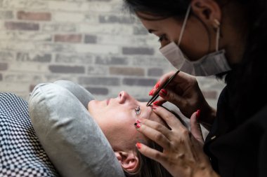 Kaş düzeltme, yakın çekim. Güzellik salonundaki kadın. Güzellik ve özen.