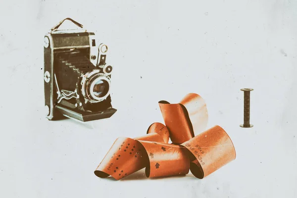 120 film pentru camere retro de format mediu pe fundal alb cu umbre, camere vintage neclare pe fundal, efect antic cu zgârieturi pete de zgomot murdărie și vignetting — Fotografie, imagine de stoc