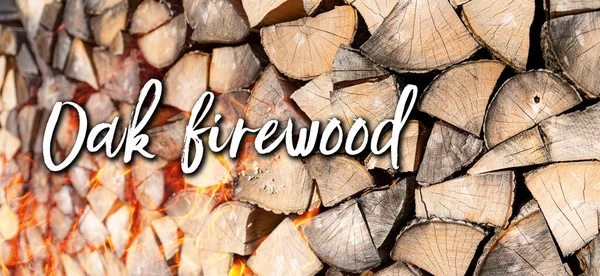 Dub dřevo pozadí s textem a měkký účinek ohně. Alternativní paliva a zdroje energie. Širokoúhlý nápis — Stock fotografie
