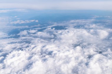 Stratocumulus bulutları. Cennete. Bulutların üzerindeki güzel hava manzarası. Bulutlu gökyüzünün doğal arkaplanı