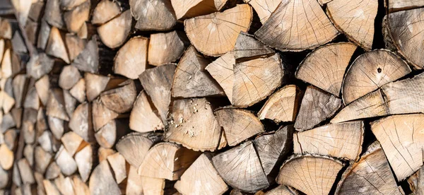 Oak firewood. Theme of alternative fuels and energy sources. Wide-angle banner background with copyspace — Stock Photo, Image