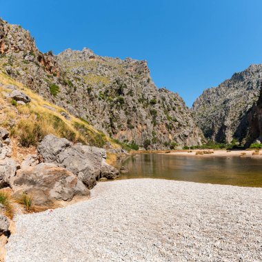 Mallorca adasındaki güzel yaz manzarası. Torrent de Pareis Nehri kayalık dağların arasında. Popüler turizm merkezleri