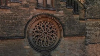 Güzel Roma Katolik kilisesi Sant Jaume 'un yanında Alcudia kasabasını gören yumuşak bir kaldırış. Mimarlık. Mayorka (Mallorca), Balear Adaları, İspanya 'daki popüler turizm beldesi. Hava aracı görüntüsü, 4K sinematik görüntü