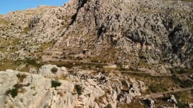 Kayalıklar ve sallanan dağlar. Turizm, yürüyüş, açık hava aktiviteleri. Mayorka 'nın güzel doğası, Balear Adaları, İspanya. 4k sinematik görüntü, hava aracı görüntüsü, yakınlaştır