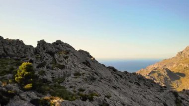 Dağlık arazi. Kayalıklar. Yazın doğa. Turizm ve yürüyüş teması. Hava aracı 4k sinematik görüntüler, yakınlaştır