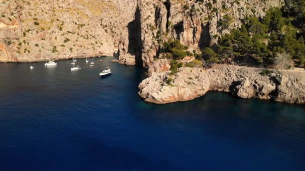 Yachts dans une crique rocheuse. Village portuaire pittoresque de Sa Calobra, Escorca, Majorque, Îles Baléares. Destinations touristiques populaires sur Ile de Majorque. Drone 4K séquences cinématographiques 