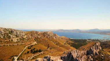Mirador Es Colomer bakış açısından Mayorka (Mallorca) doğası (rüzgarların buluşma noktası olarak bilinir). Popüler turizm merkezi. Balear Adaları, İspanya. Hava aracı görüntüsü, 4k