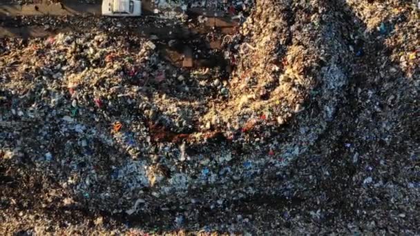 Site d'enfouissement, vue de dessus. Un tas d'ordures. Thème de l'écologie et de la pollution, conservation de l'environnement propre et de la nature. Vue aérienne du drone, zoom arrière 