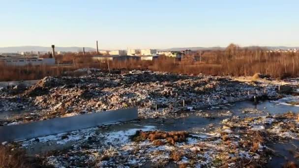 Vliegtuig Boven Ongecontroleerde Stortplaats Aan Rand Van Stad Verontreiniging Milieubedreigingen — Stockvideo