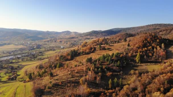 Vista Aérea Montañas Colinas Laderas Bosques Valles Ríos Hermoso Paisaje — Vídeos de Stock