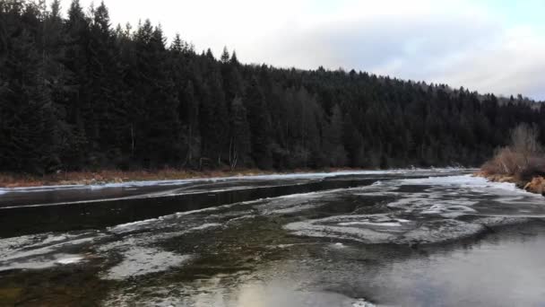 Survol Douceur Dessus Rivière Montagne Gelée Qui Court Entre Les — Video