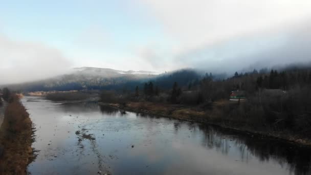 Bergterrein Rivier Bergen Bossen Eenzame Hut Midden Natuur Luchtdrone Filmmateriaal — Stockvideo