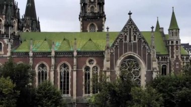 Eski Neo-Gotik Aziz Kilisesi 'nin dış cephesi. Olha ve Elizabeth şehir manzaralı Lviv şehrinde. İHA 4K, vinç atışı
