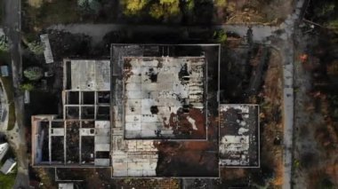 Terk edilmiş bir tesiste. Çöküş ve yıkım teması binalar, inşaat ve ağır sanayi. Hava aracı görünümü, üstte, tavayla vinç görüntüsü