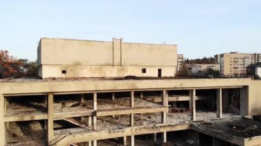 Yıkılmış ve terk edilmiş bir bina. Yok edilmiş bir tesis. Çöküş ve yıkım teması binalar, inşaat ve ağır sanayi. İHA görünümü, alçalın
