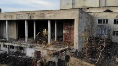 Terk edilmiş ve yıkılmış bina cephesi. Yıkımlar, terk edilmiş binalar, ekonomik çöküş, kriz konuları. Hava aracı görünümü, yankı yap