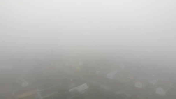 Épais Brouillard Dessus Ville Conditions Qui Augmentent Risque Accidents Route — Video