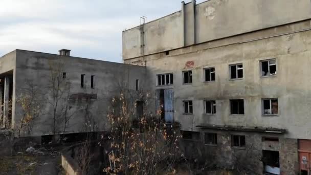 버려진 파괴되고 확대되고 건축물의 크레인 — 비디오