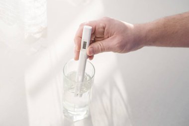 İnsan evdeki içme suyundaki toplam çözünmüş katı maddelerin ya da TDS seviyesini belirler. Cihaz, su TDS ölçeğinde tipik değer olarak kabul edilen 200 ppm kirletici gösteriyor. Sağlık hizmetleri.