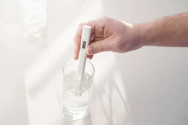 Man Determines Level Total Dissolved Solids Tds Drinking Water Home — Stock Photo, Image