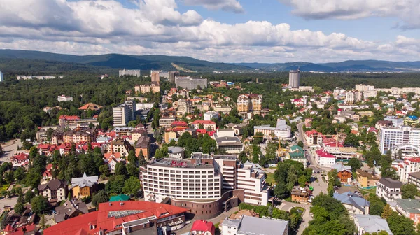 Truskavets, Ukrayna - 29 Temmuz 2019: Truskavets 'teki Mirotel Resort ve Spa 5 yıldızlı lüks otelin havadan görünüşü. Truskavet 'lerin şehri. Mineral kaplıcaları olan popüler bir spa merkezi.